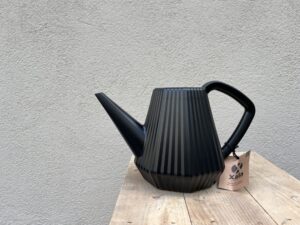 Kastelukannu, tyylikäs musta