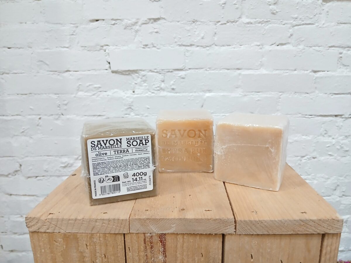 Savon De Marseille palasaippua Kuvassa Savon De Marseillen palasaippua 400g.