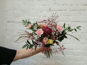 Ihana, luonnollinen Floranna-kimppu sidotaan viikoittain vaihtuvista kukista.