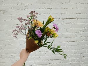 Floranan viikkokimppu koostuu muutamista yhteensointuvista kukista.